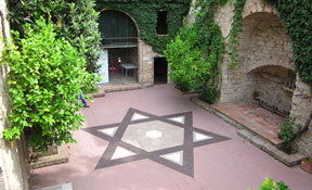 Main courtyard of the Centre Bonastruc Sa Porta, located inside El Call Jueu in Girona